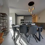 Modern With Jacuzzi & Sea Views Apartmán