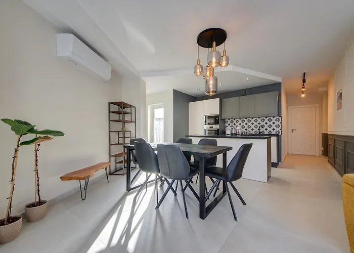 Modern With Jacuzzi & Sea Views *