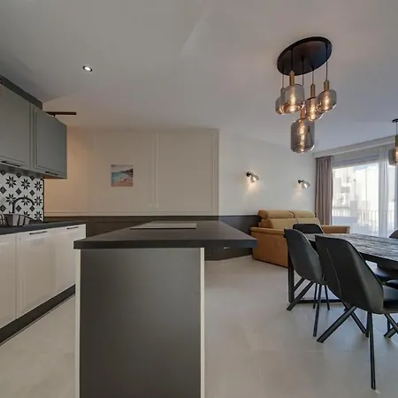 Modern With Jacuzzi & Sea Views *