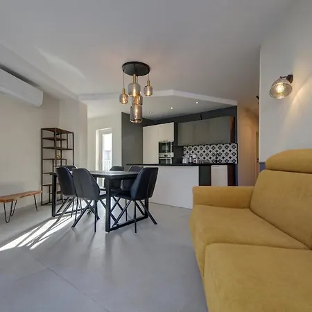 Modern With Jacuzzi & Sea Views *