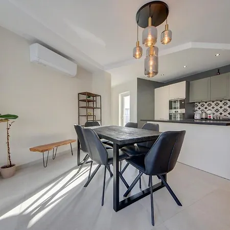 Modern With Jacuzzi & Sea Views * 슬리에마