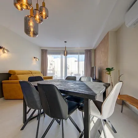 Modern With Jacuzzi & Sea Views Apartment